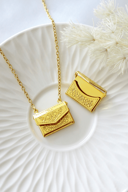 24 Karats Daisy Envelope Locket Necklace - HERS